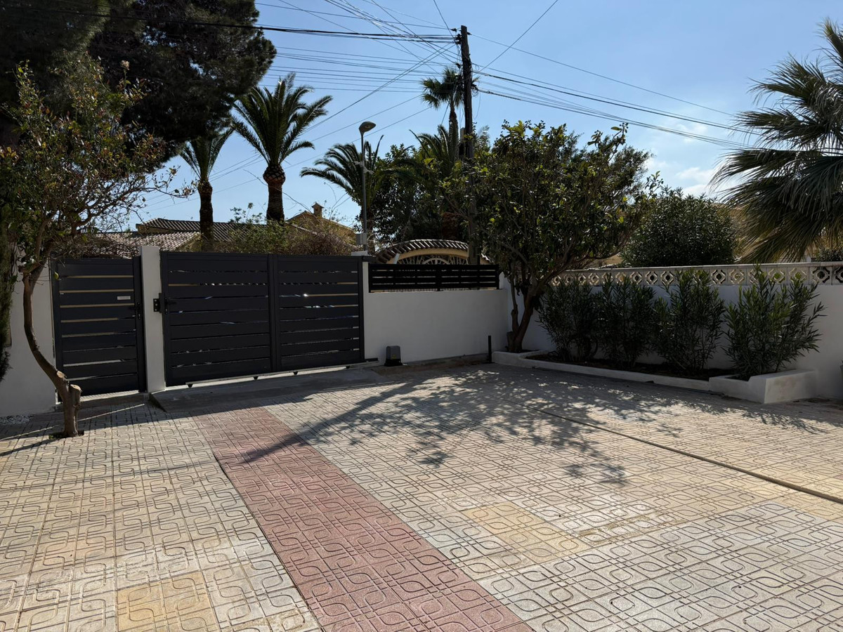 4 Bed Townhouse for sale in La Nucia Costa Blanca, Alicante, Spain