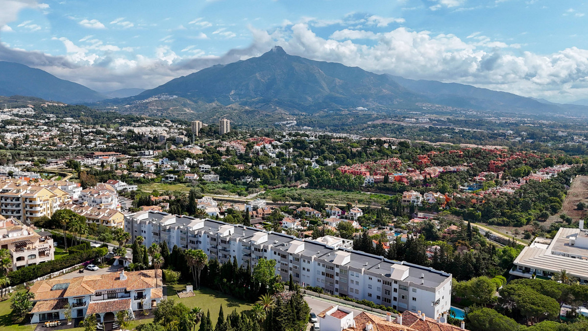 4 Bed Apartment for sale in Nueva Andalucía Costa Del Sol, Málaga, Spain