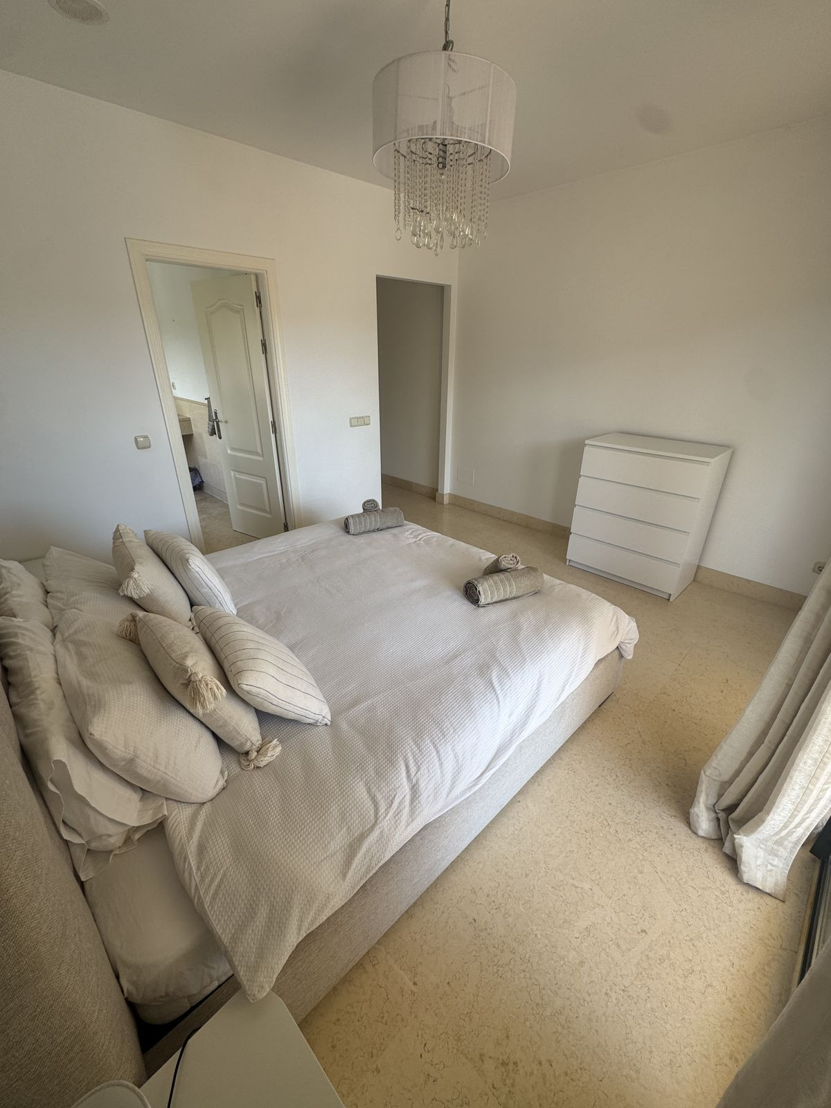 3 Bed Apartment for sale in Benahavís Costa Del Sol, Málaga, Spain