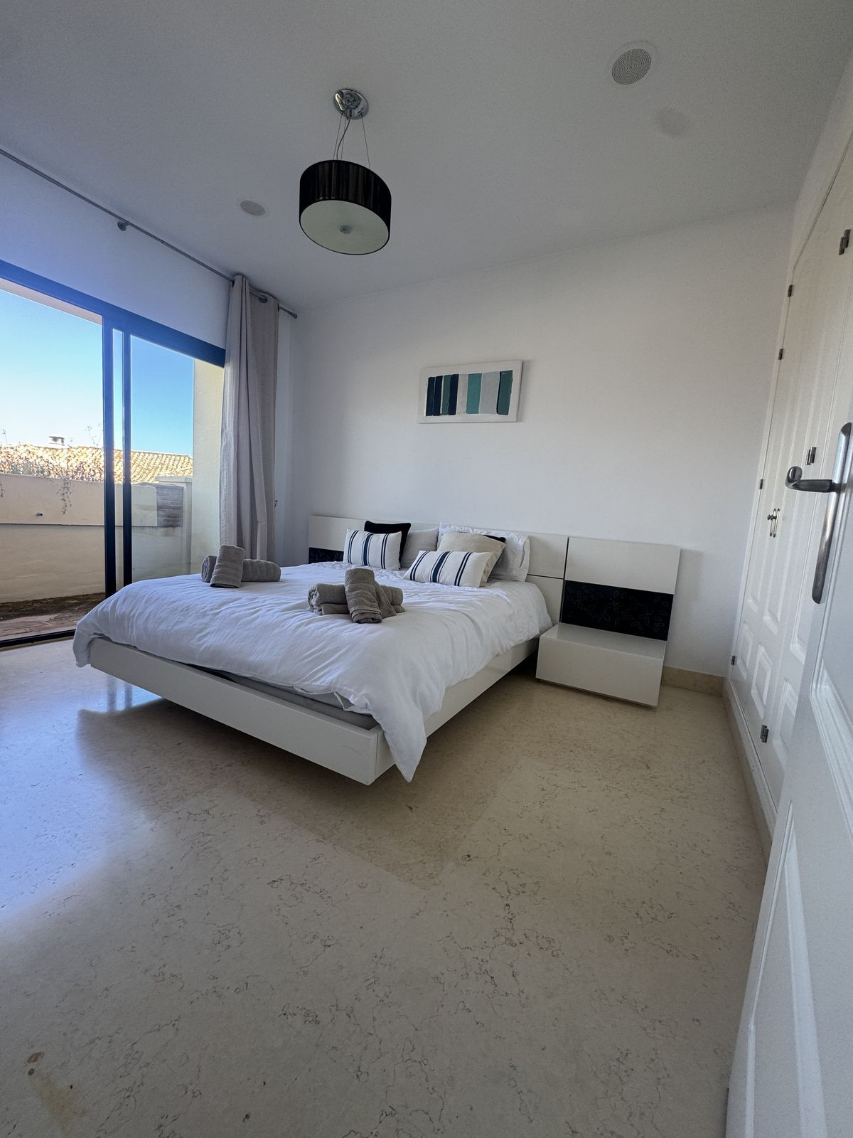 3 Bed Apartment for sale in Benahavís Costa Del Sol, Málaga, Spain