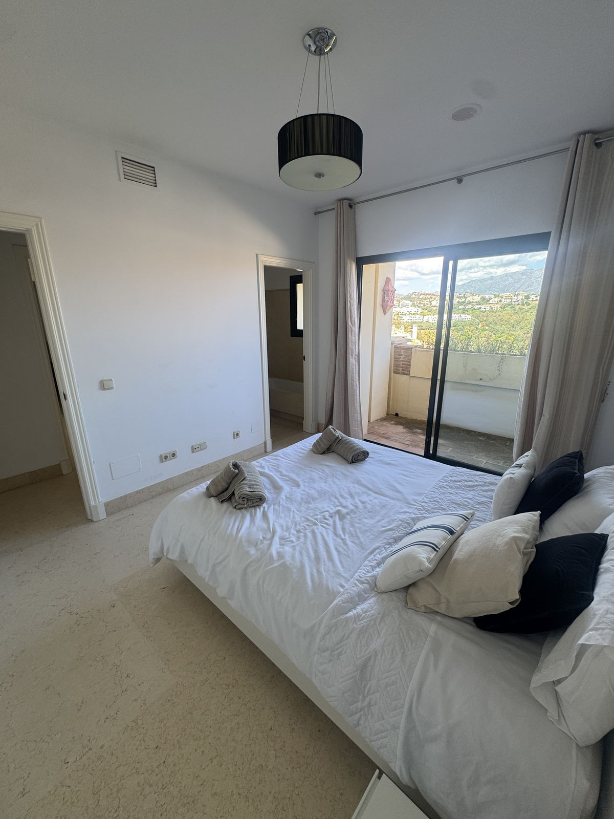 3 Bed Apartment for sale in Benahavís Costa Del Sol, Málaga, Spain