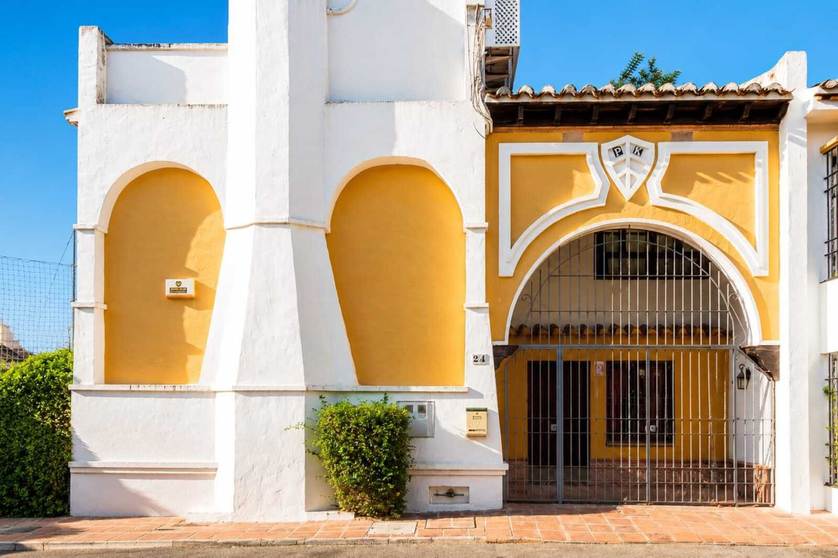6 Bed Townhouse for sale in Fuengirola Costa Del Sol, Málaga, Spain