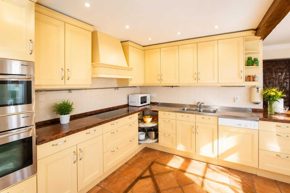6 Bed Townhouse for sale in Fuengirola Costa Del Sol, Málaga, Spain