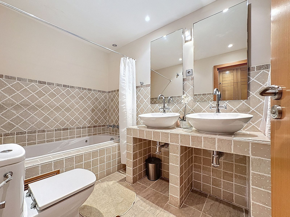 Se vende Apartamento Planta Media de 2 dormitorios en Costa Del Sol, Málaga, España