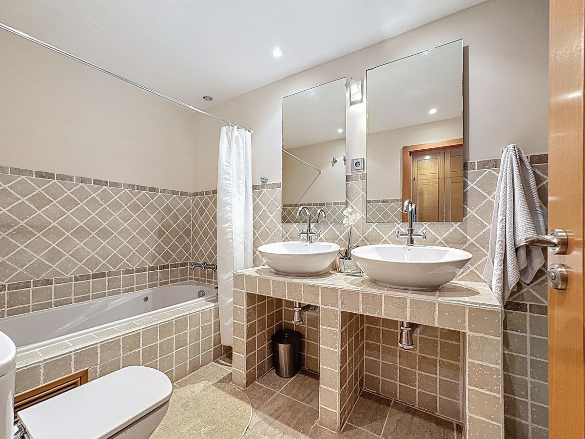 Se vende Apartamento Planta Media de 2 dormitorios en Costa Del Sol, Málaga, España