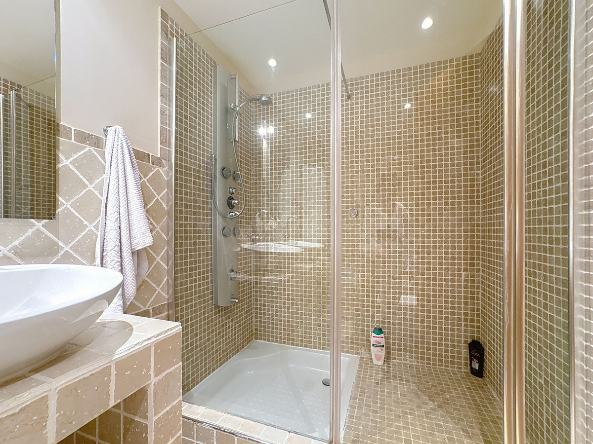 Se vende Apartamento Planta Media de 2 dormitorios en Costa Del Sol, Málaga, España
