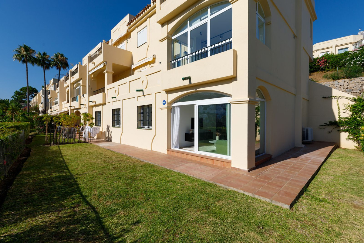 3 Bed Apartment for sale in La Quinta Costa Del Sol, Málaga, Spain