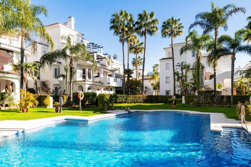 2 Bed Townhouse for sale in Nueva Andalucía Costa Del Sol, Málaga, Spain