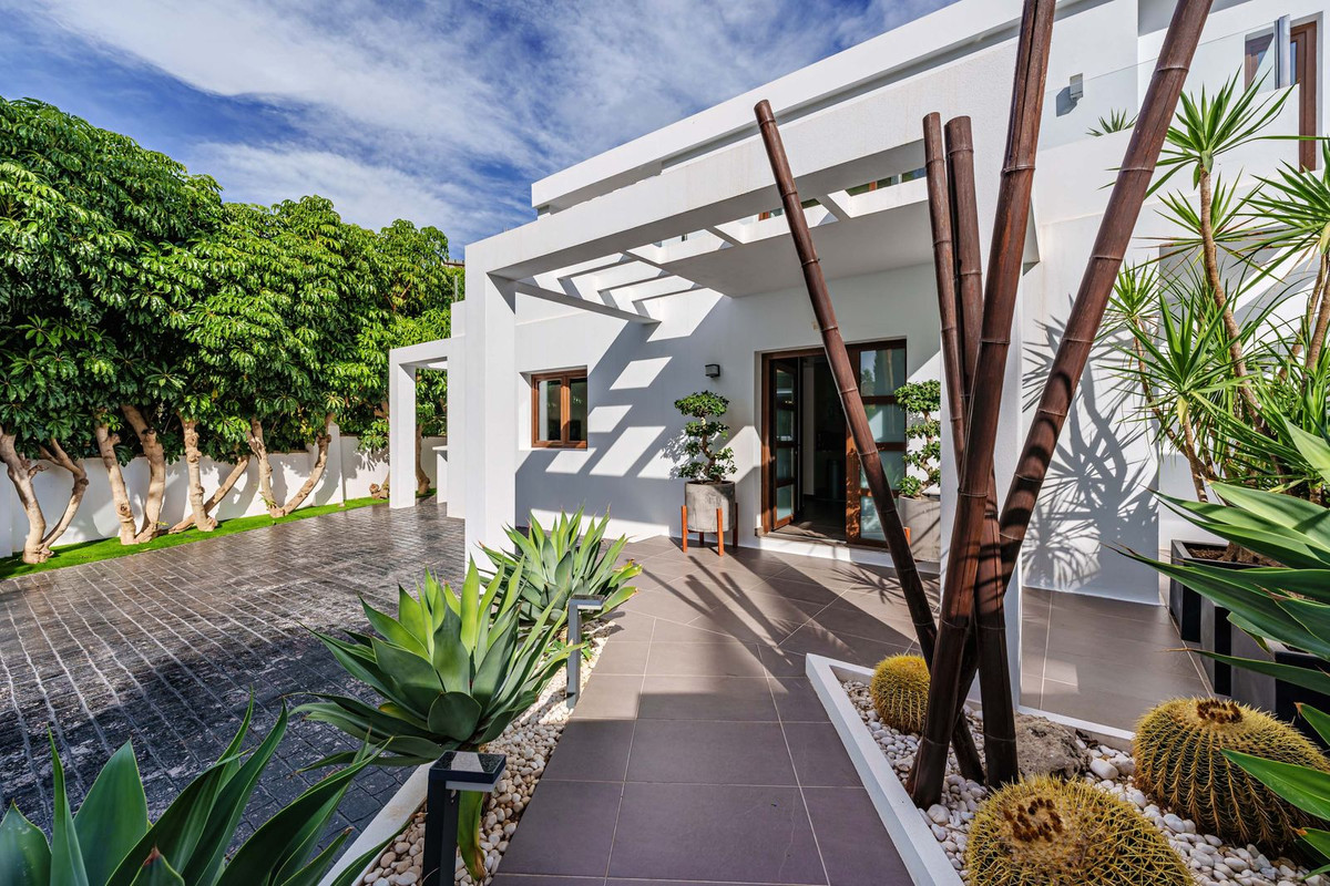5 Bed Townhouse for sale in El Rosario Costa Del Sol, Málaga, Spain