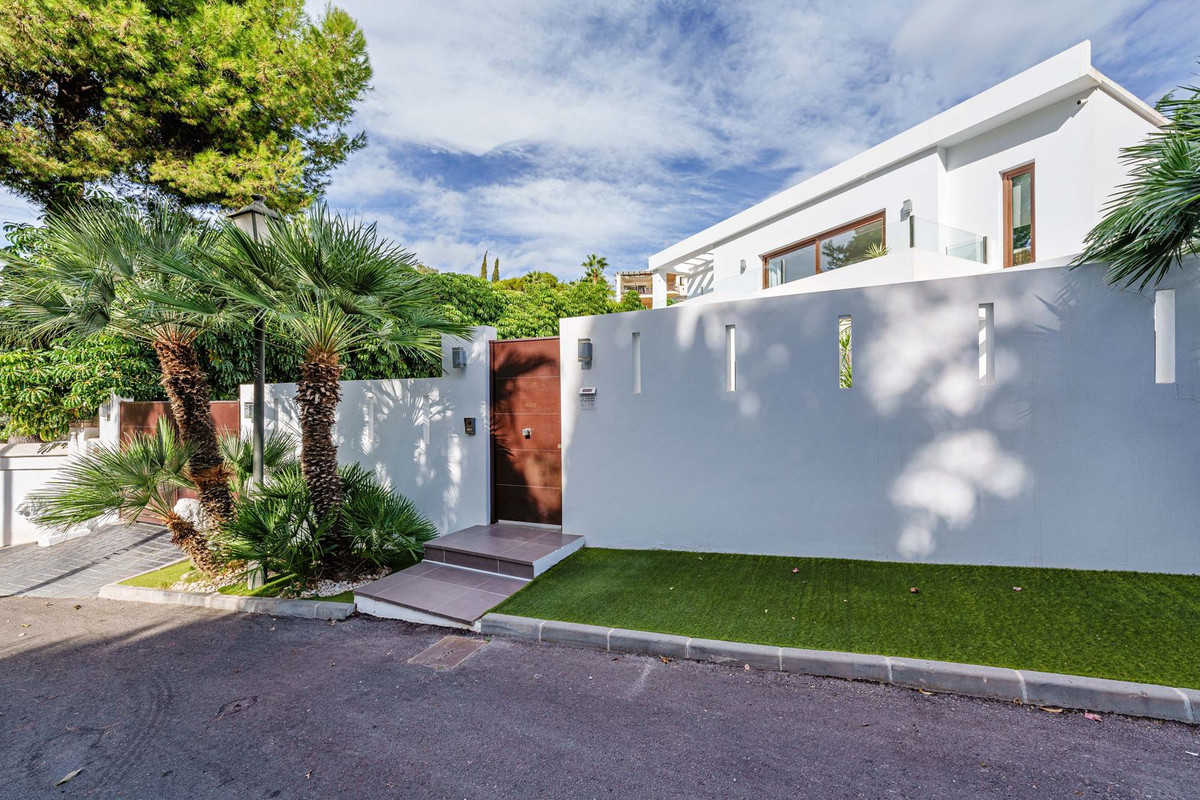 5 Bed Townhouse for sale in El Rosario Costa Del Sol, Málaga, Spain