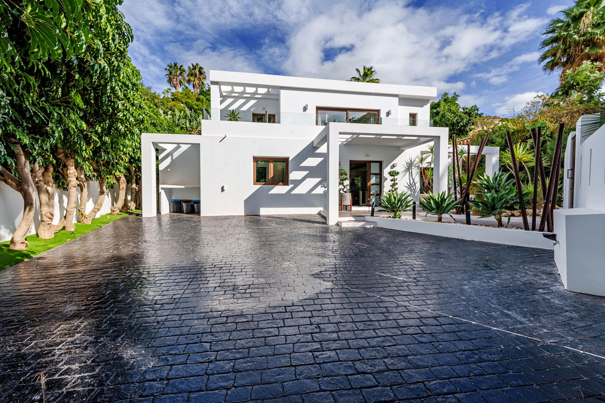 5 Bed Townhouse for sale in El Rosario Costa Del Sol, Málaga, Spain