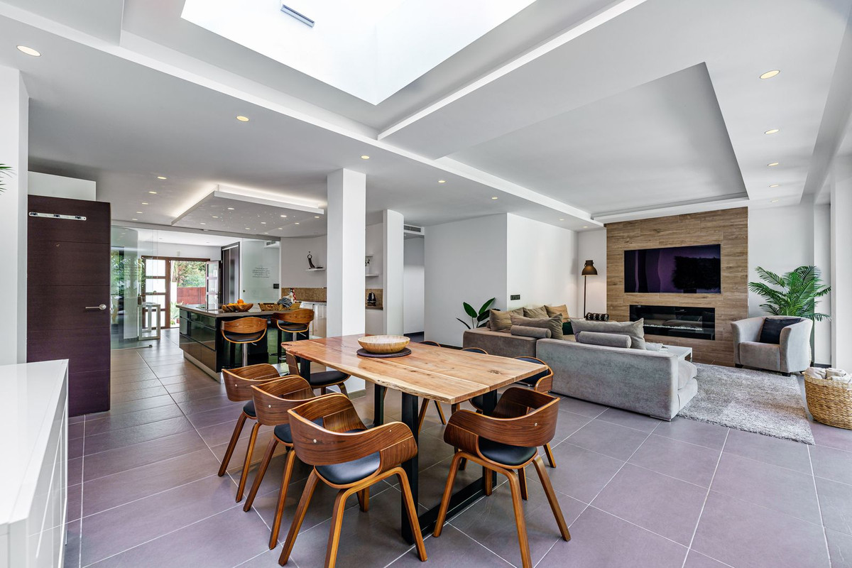 5 Bed Townhouse for sale in El Rosario Costa Del Sol, Málaga, Spain