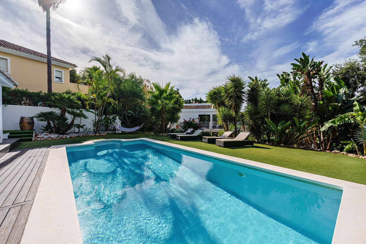 5 Bed Townhouse for sale in El Rosario Costa Del Sol, Málaga, Spain