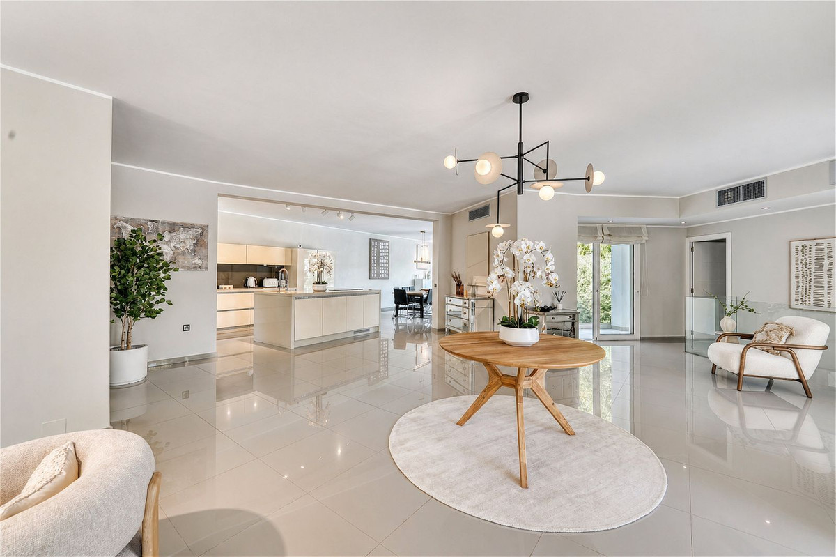 4 Bed Townhouse for sale in Benahavís Costa Del Sol, Málaga, Spain