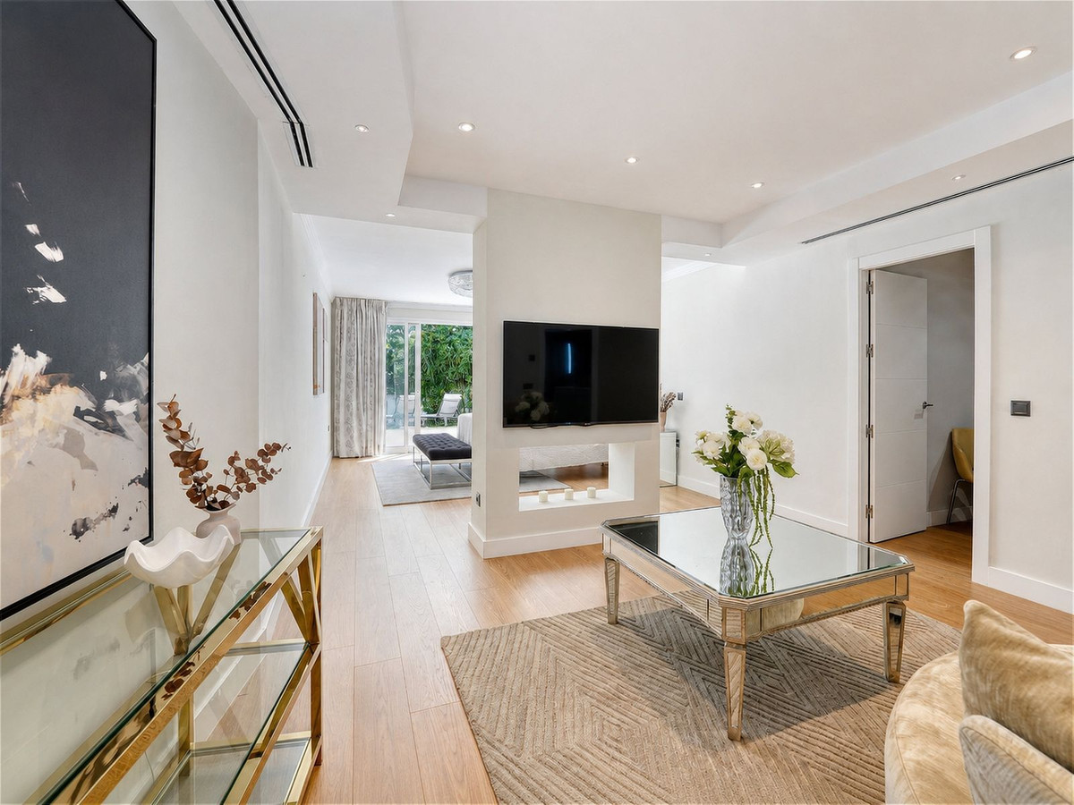 4 Bed Townhouse for sale in Benahavís Costa Del Sol, Málaga, Spain