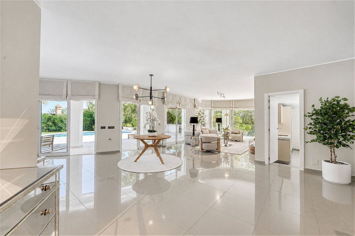 4 Bed Townhouse for sale in Benahavís Costa Del Sol, Málaga, Spain