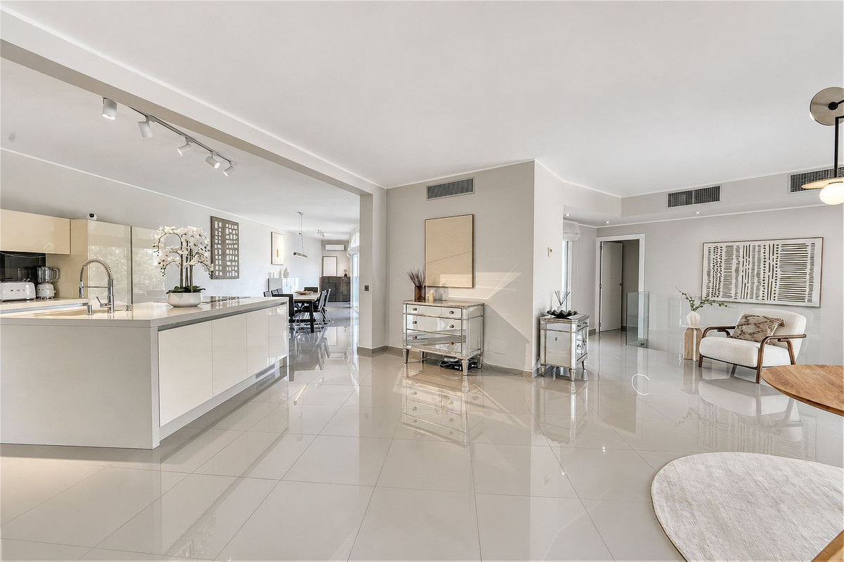 4 Bed Townhouse for sale in Benahavís Costa Del Sol, Málaga, Spain
