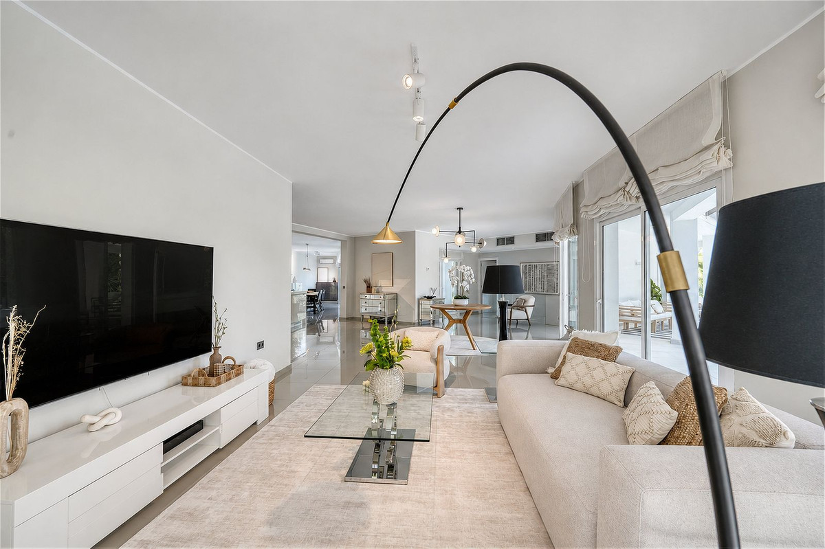 4 Bed Townhouse for sale in Benahavís Costa Del Sol, Málaga, Spain