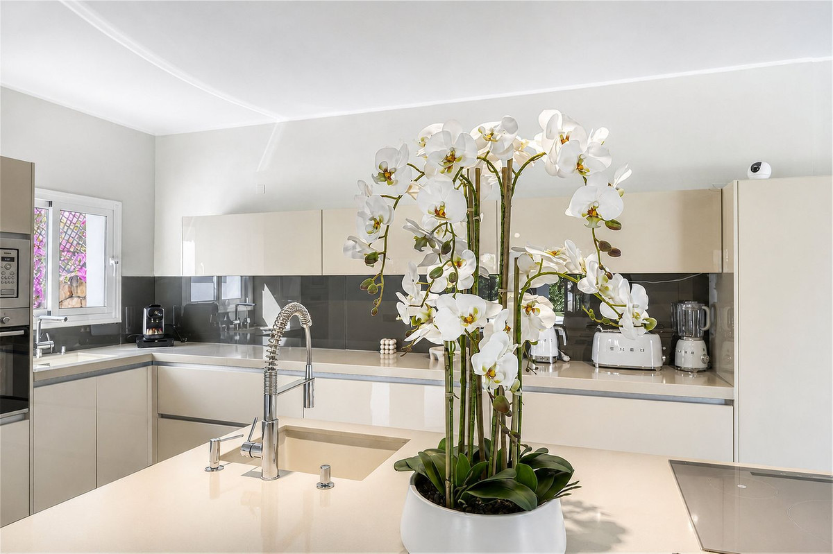 4 Bed Townhouse for sale in Benahavís Costa Del Sol, Málaga, Spain