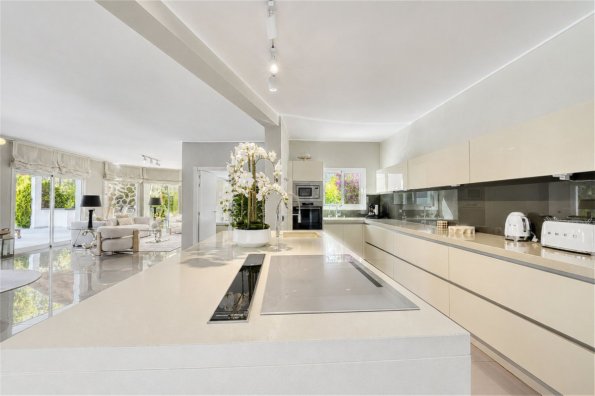 4 Bed Townhouse for sale in Benahavís Costa Del Sol, Málaga, Spain