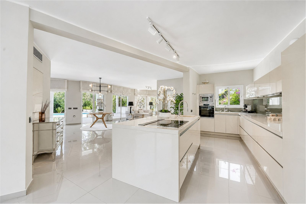 4 Bed Townhouse for sale in Benahavís Costa Del Sol, Málaga, Spain