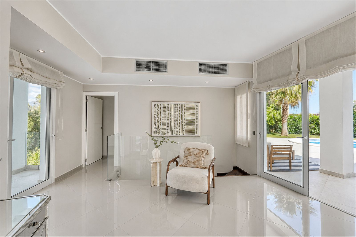 4 Bed Townhouse for sale in Benahavís Costa Del Sol, Málaga, Spain