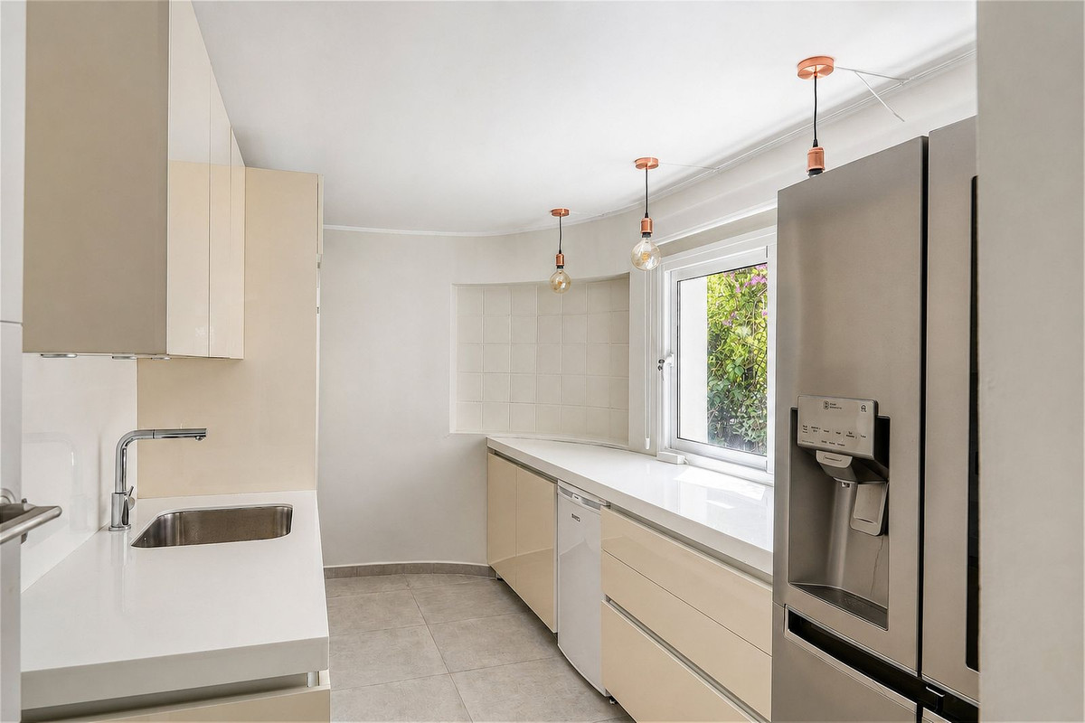 4 Bed Townhouse for sale in Benahavís Costa Del Sol, Málaga, Spain