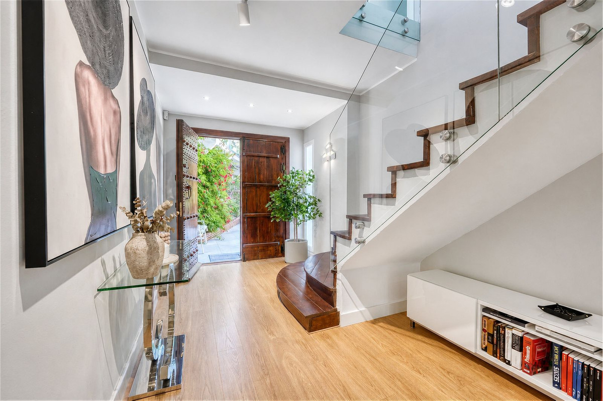 4 Bed Townhouse for sale in Benahavís Costa Del Sol, Málaga, Spain