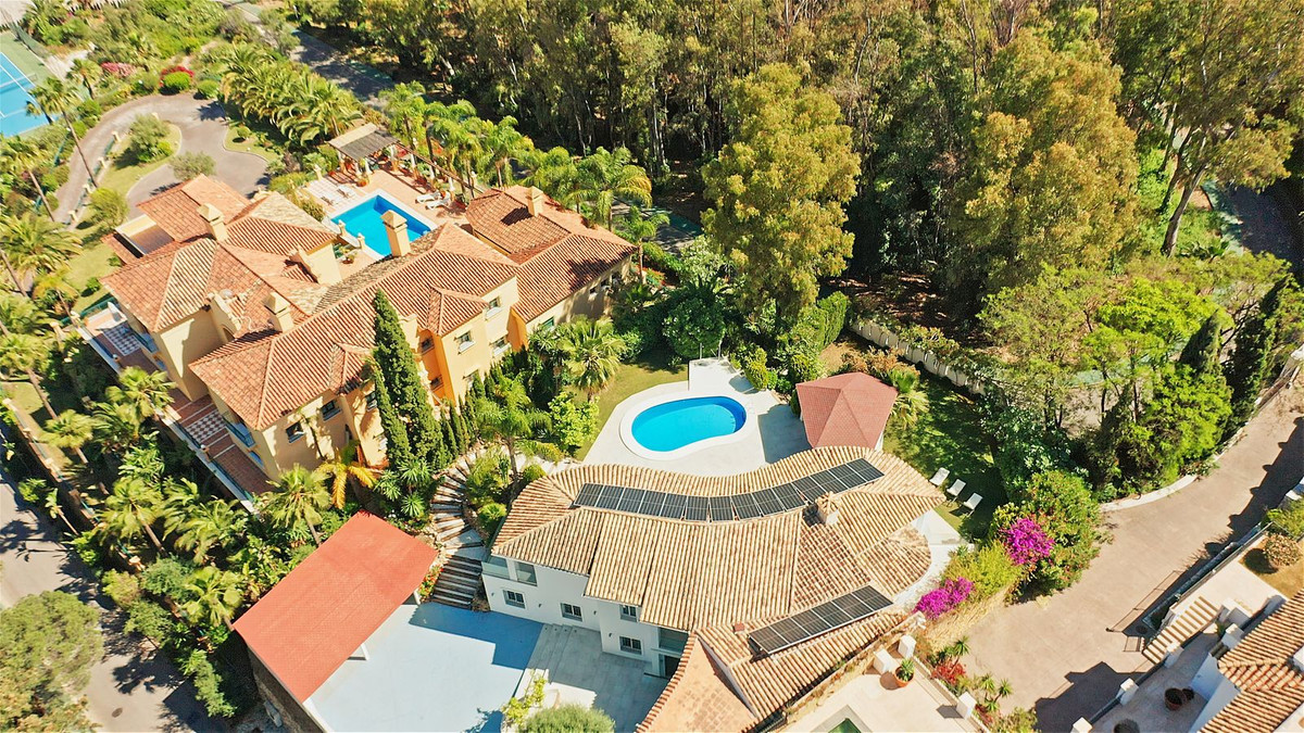 4 Bed Townhouse for sale in Benahavís Costa Del Sol, Málaga, Spain