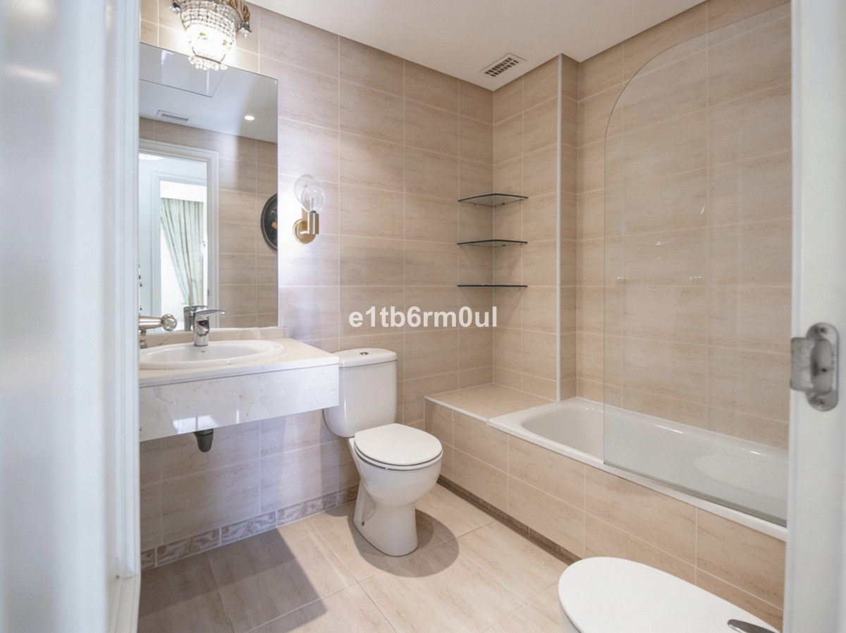 Se vende Apartamento Planta Media de 2 dormitorios en Costa Del Sol, Málaga, España