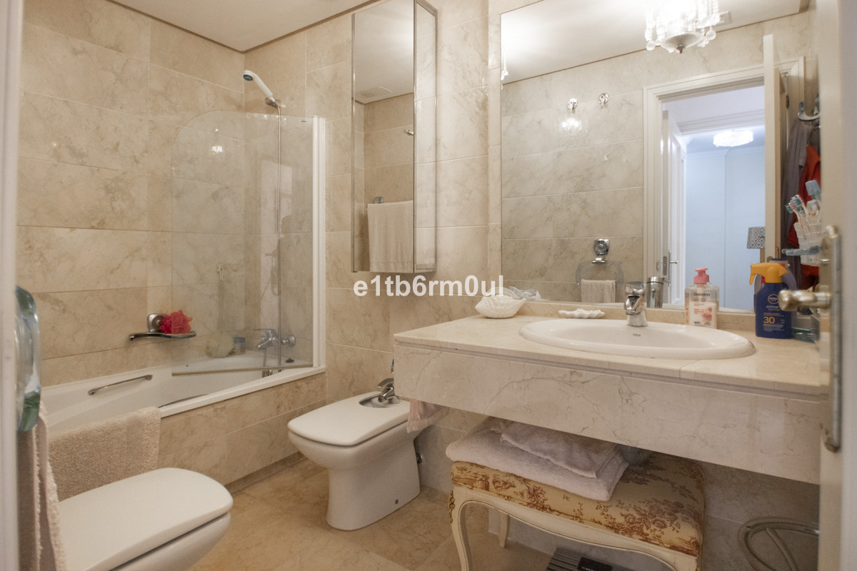 Se vende Apartamento Planta Media de 2 dormitorios en Costa Del Sol, Málaga, España