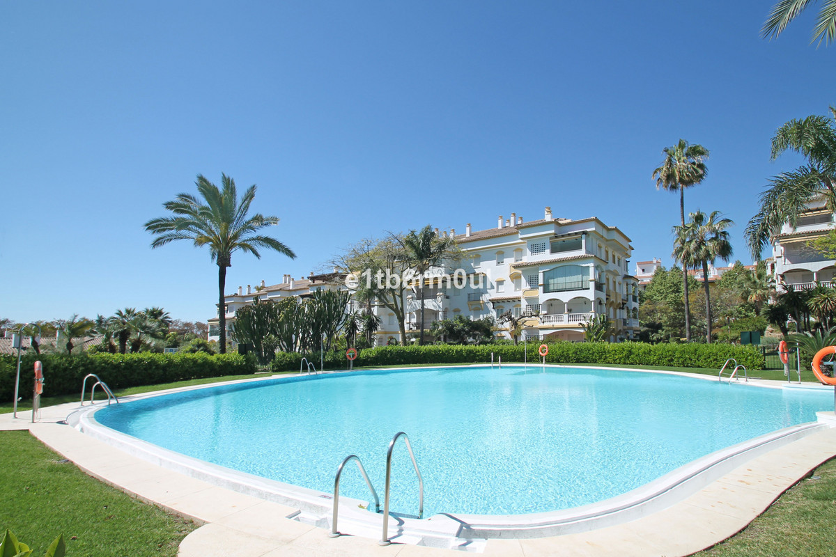 Se vende Apartamento Planta Media de 2 dormitorios en Costa Del Sol, Málaga, España