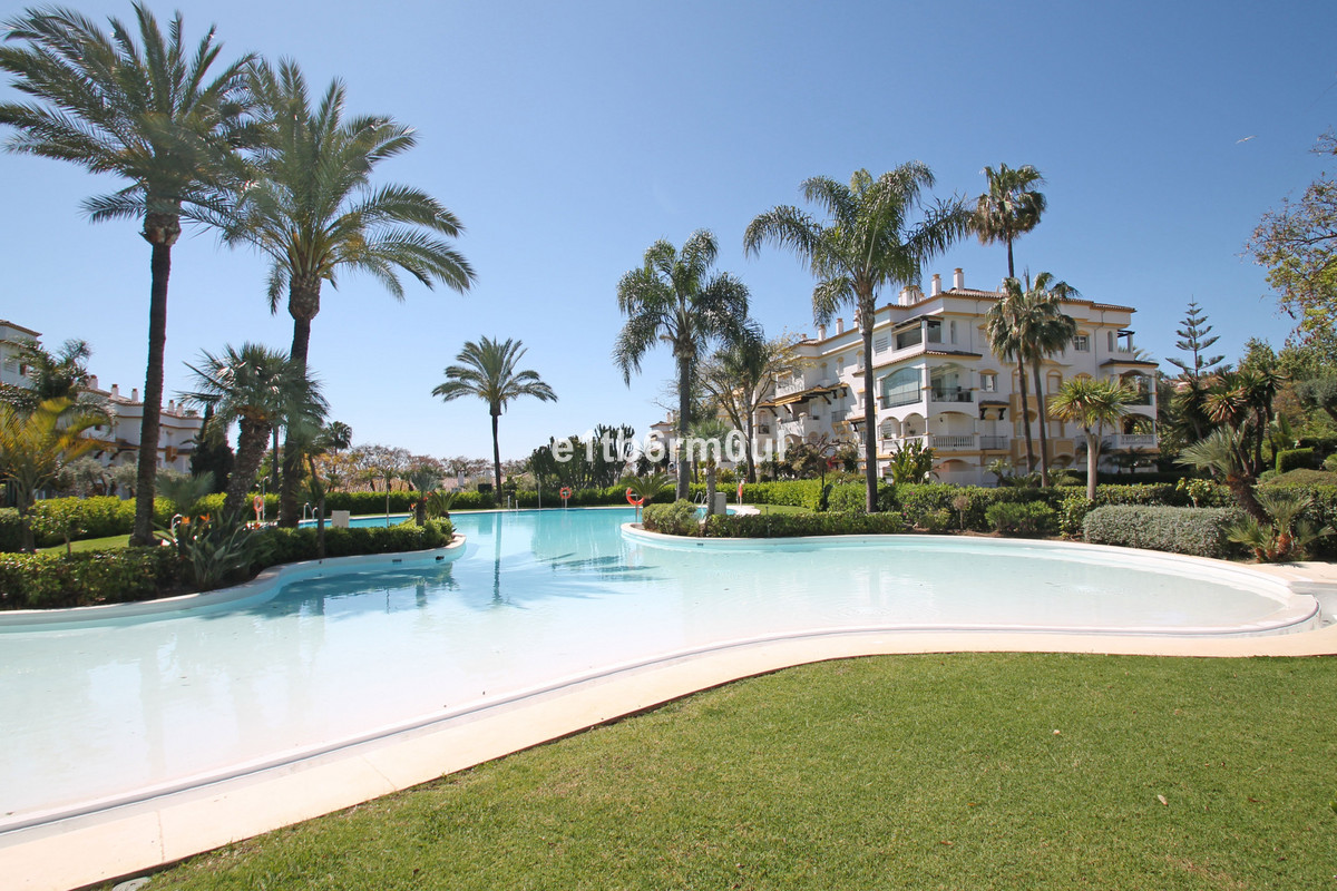 Se vende Apartamento Planta Media de 2 dormitorios en Costa Del Sol, Málaga, España