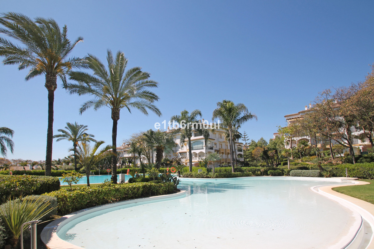Se vende Apartamento Planta Media de 2 dormitorios en Costa Del Sol, Málaga, España