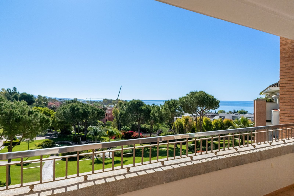 3 Bed Apartment for sale in Marbella Costa Del Sol, Málaga, Spain