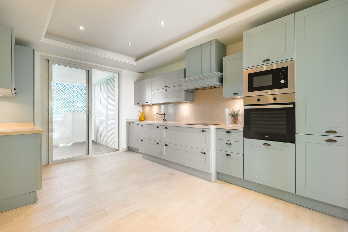 3 Bed Apartment for sale in Marbella Costa Del Sol, Málaga, Spain