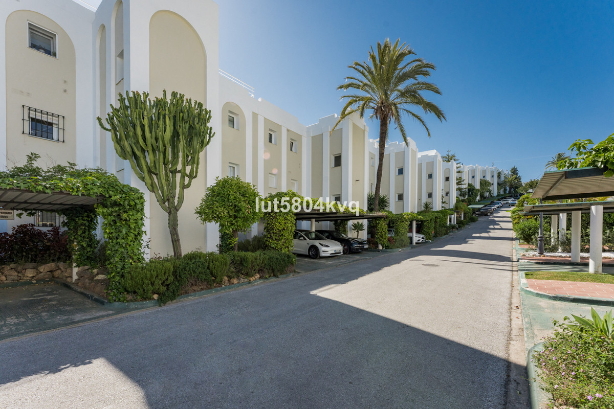 3 Bed Apartment for sale in La Quinta Costa Del Sol, Málaga, Spain