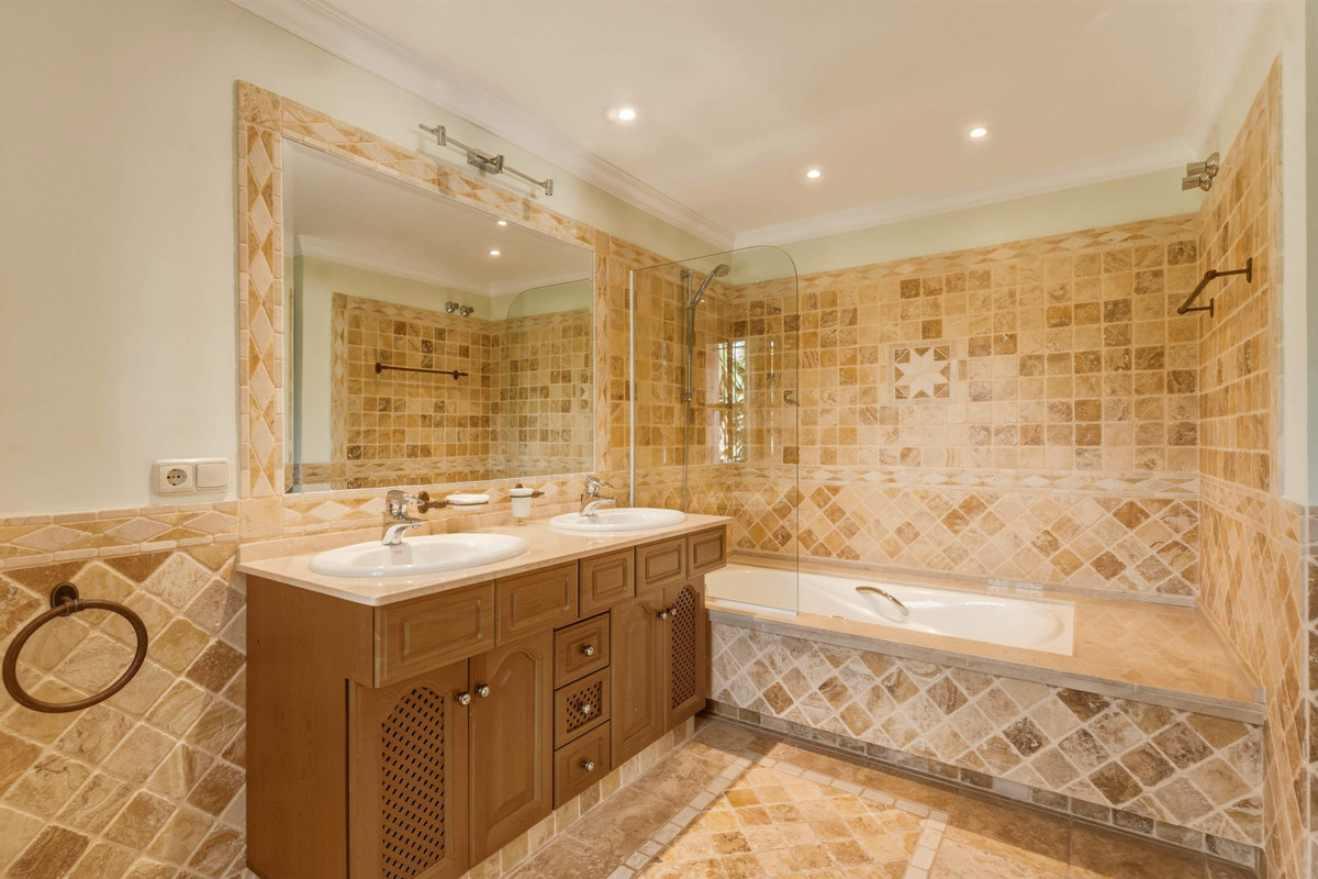 Se vende Villa - Chalet de 6 dormitorios en Costa Del Sol, Málaga, España
