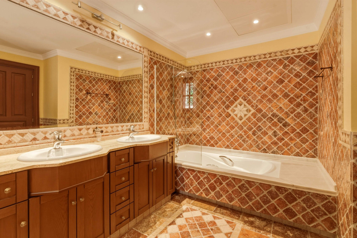 Se vende Villa - Chalet de 6 dormitorios en Costa Del Sol, Málaga, España