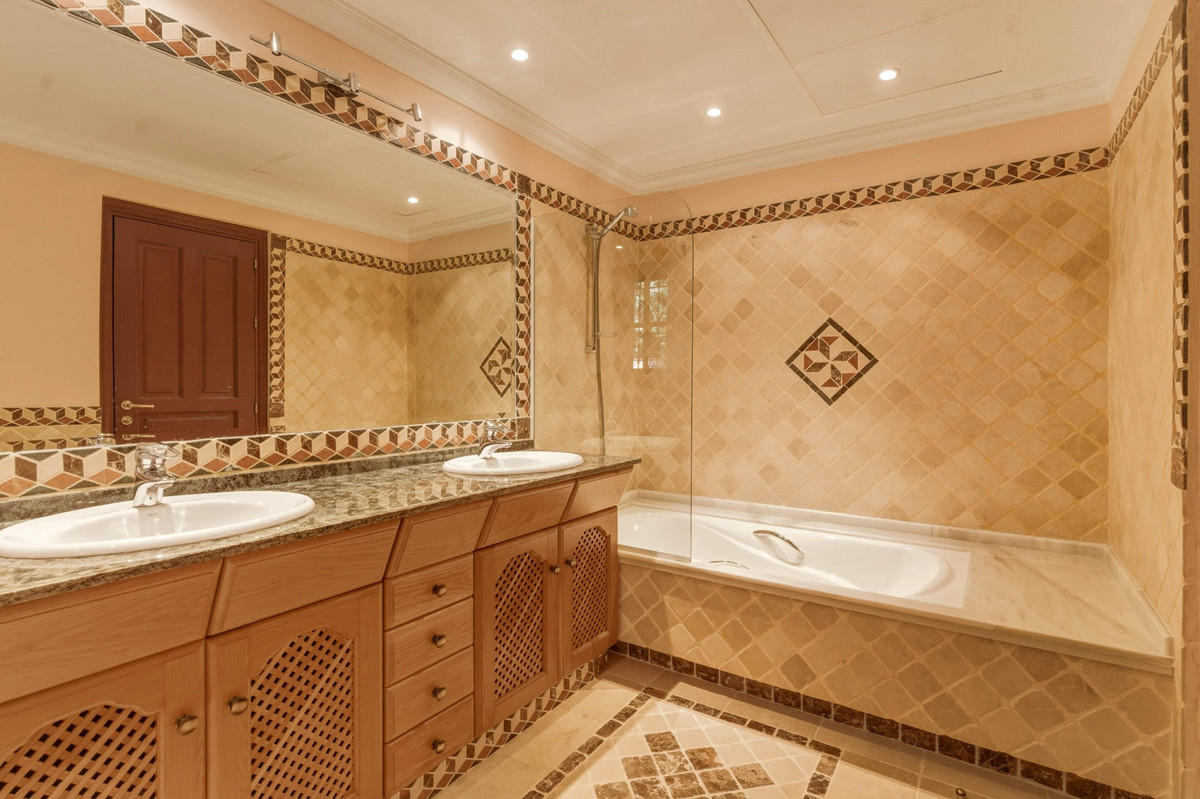 Se vende Villa - Chalet de 6 dormitorios en Costa Del Sol, Málaga, España