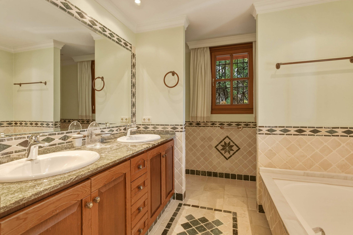 Se vende Villa - Chalet de 6 dormitorios en Costa Del Sol, Málaga, España