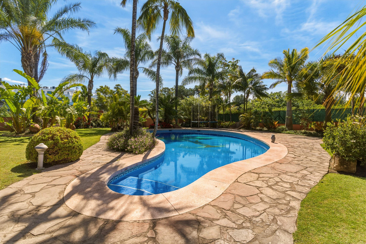 Se vende Villa - Chalet de 6 dormitorios en Costa Del Sol, Málaga, España