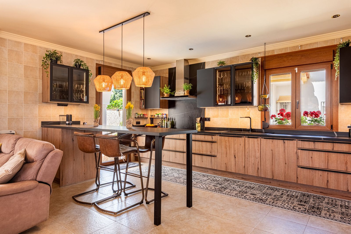 4 Bed Townhouse for sale in Sierrezuela Costa Del Sol, Málaga, Spain