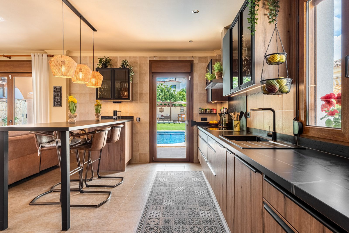 4 Bed Townhouse for sale in Sierrezuela Costa Del Sol, Málaga, Spain