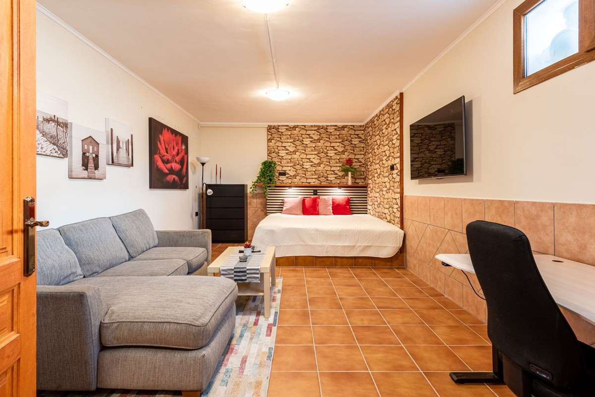 4 Bed Townhouse for sale in Sierrezuela Costa Del Sol, Málaga, Spain