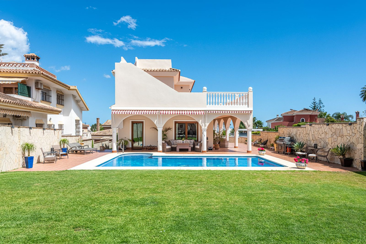 4 Bed Townhouse for sale in Sierrezuela Costa Del Sol, Málaga, Spain