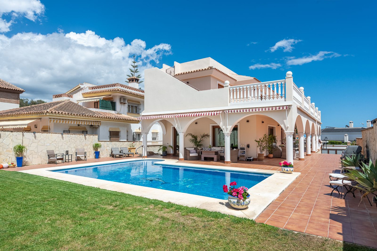 4 Bed Townhouse for sale in Sierrezuela Costa Del Sol, Málaga, Spain