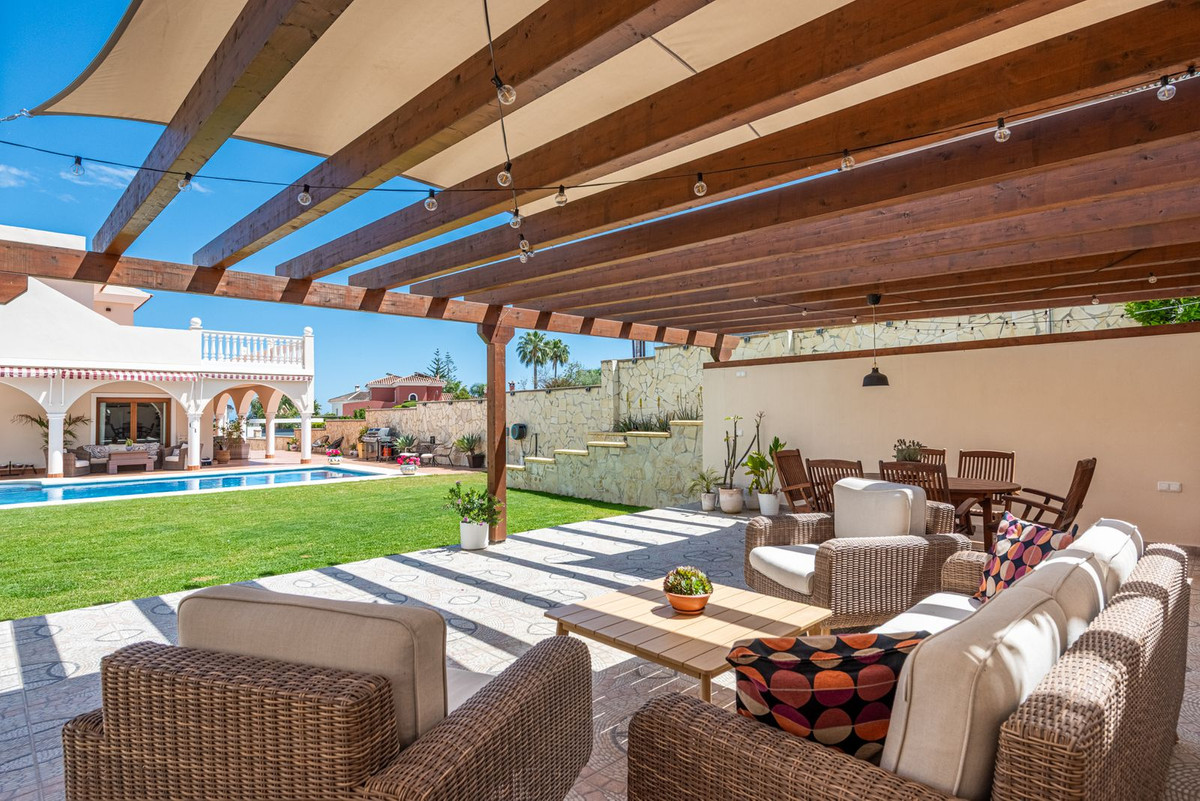 4 Bed Townhouse for sale in Sierrezuela Costa Del Sol, Málaga, Spain
