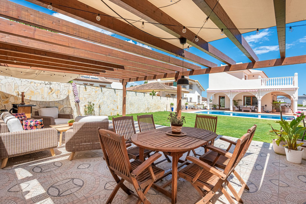 4 Bed Townhouse for sale in Sierrezuela Costa Del Sol, Málaga, Spain
