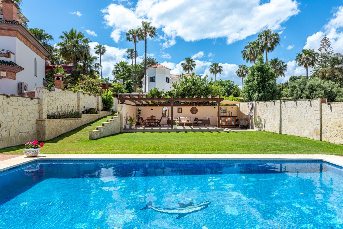 4 Bed Townhouse for sale in Sierrezuela Costa Del Sol, Málaga, Spain